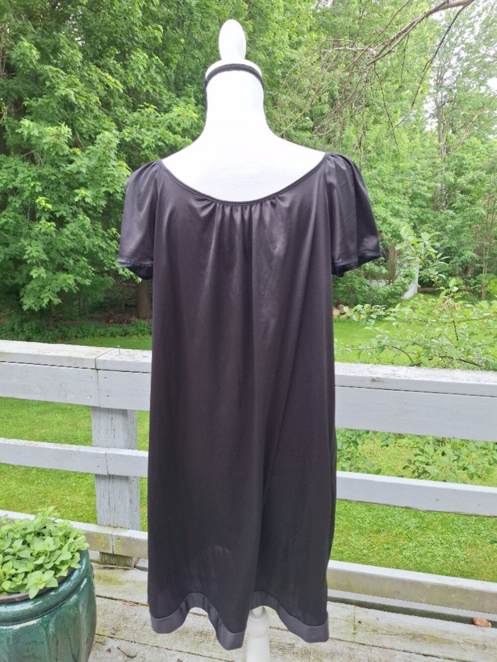 Vanity Fair black capped sleeve night gown/nightie. Size Medium - Picture 2 of 7